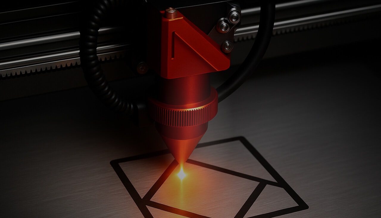 Gravação a laser CO₂ em acrílico mostrando detalhes precisos