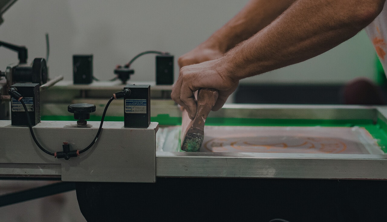 Exemplo de impressão em silk-screen em camiseta com cores vibrantes